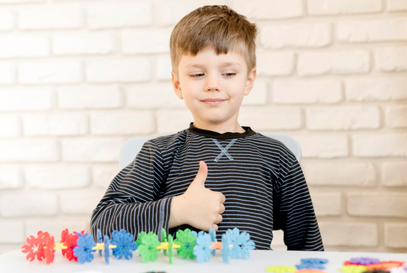 Anas... otizm üstesinden gelir ve  lise eğitimi iyi bir notla geçer